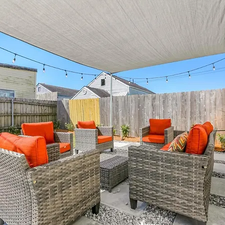 Private 2Br In Uptown By Hosteeva Apartment